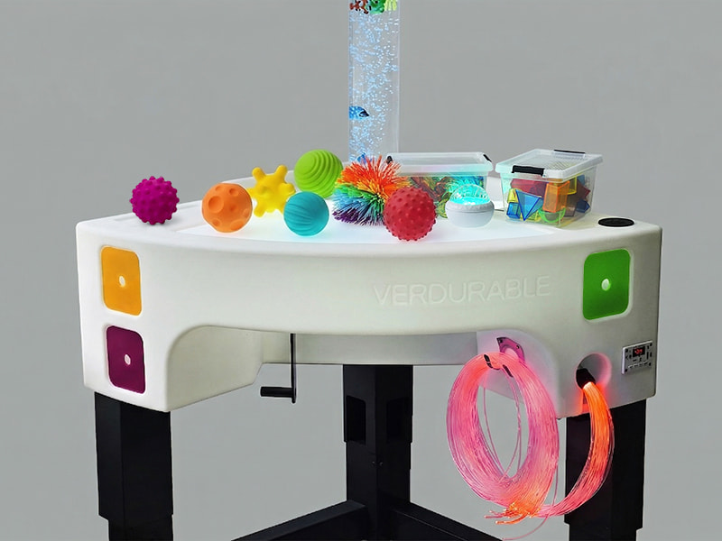 Vue détaillée des accessoires amovibles de la table-chariot Sensobac pour activités Snoezelen.